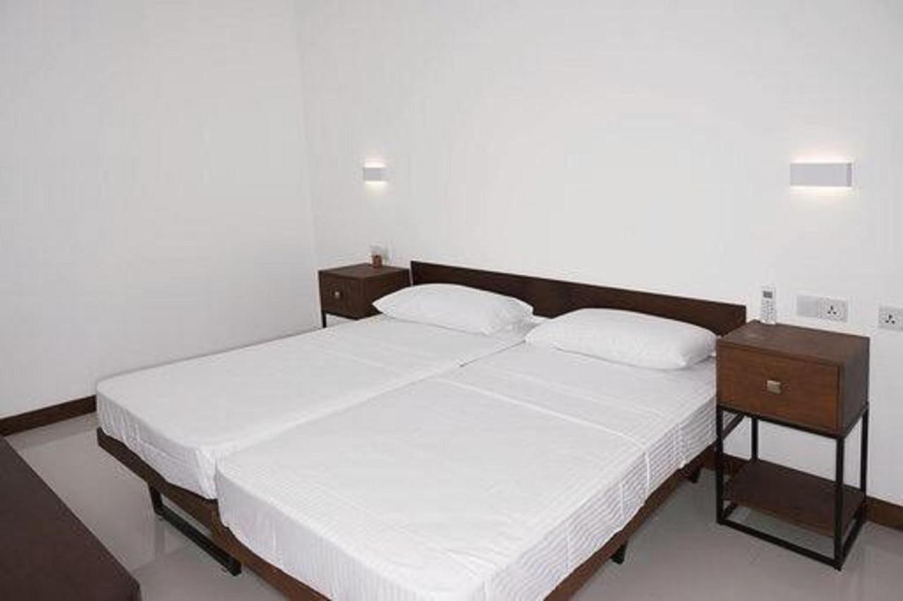 Visakha 6 Hotel Kolombo Bagian luar foto